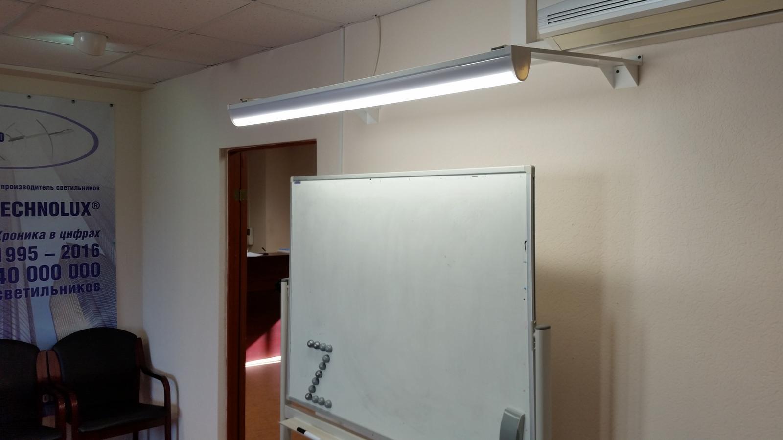 Монтаж светильника на кронштейны для освещения школьной доски
